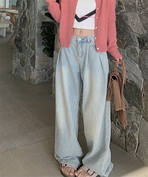 FREE STYLISTS(フリー スタイリスト)の「上品なデザイン タック使いワイドシルエットデニムパンツ(デニムパンツ・レディース・ライトブルー・M/XL/S)」の2枚目の写真