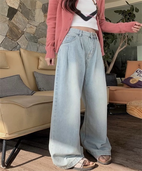 FREE STYLISTS(フリー スタイリスト)の「上品なデザイン タック使いワイドシルエットデニムパンツ(デニムパンツ・レディース・ライトブルー・M/XL/S)」の5枚目の写真