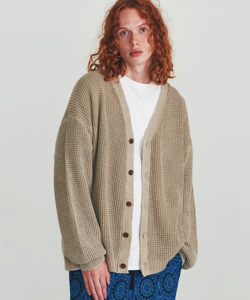 Revo.（レボ）の「Revo. パウダーブリーチ加工 ワッフル編み スプリングニット ルーズ カーディガン（カーディガン/ボレロ・メンズ・ブルー/ブラック/グレイッシュベージュ/マスタード・1/2）」の2枚目の写真