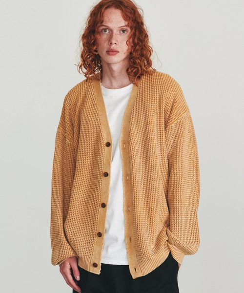 Revo.（レボ）の「Revo. パウダーブリーチ加工 ワッフル編み スプリングニット ルーズ カーディガン（カーディガン/ボレロ・メンズ・ブルー/ブラック/グレイッシュベージュ/マスタード・1/2）」の4枚目の写真