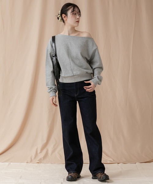 HEILIS（ヘイリス）の「オフショルダースウェットトップス / クロップド コンパクト 長袖 ノームコア シティガール 韓国 スポーツミックス フェミニン アシンメトリー オフショル カットソー 春服 秋服 冬服 無地（スウェット・レディース・グレー/ブラック/アイボリー・FREE）」の10枚目の写真