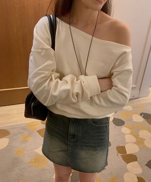 HEILIS（ヘイリス）の「オフショルダースウェットトップス / クロップド コンパクト 長袖 ノームコア シティガール 韓国 スポーツミックス フェミニン アシンメトリー オフショル カットソー 春服 秋服 冬服 無地（スウェット・レディース・グレー/ブラック/アイボリー・FREE）」の22枚目の写真