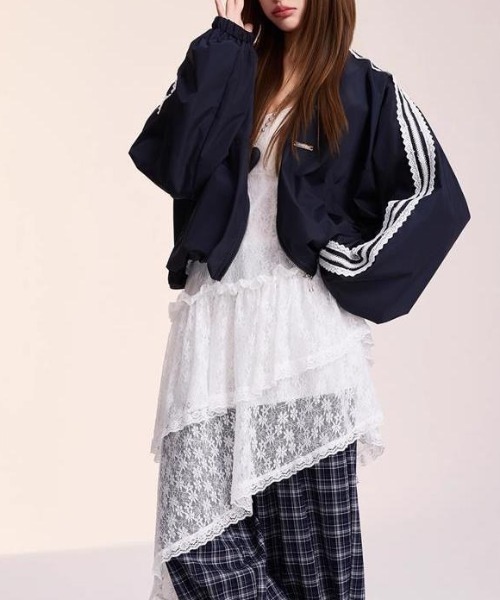 gossip！ロサンゼルス（ゴシップロサンゼルス）の「小花柄レーアシンメトリース レイヤードキャミワンピース（ワンピース・レディース・ブラック/ホワイト・FREE）」の7枚目の写真