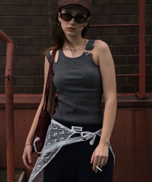 Glanny(グランニー)の「ベルトタンクトップ(タンクトップ・レディース・グレー/ベージュ・FREE)」の2枚目の写真