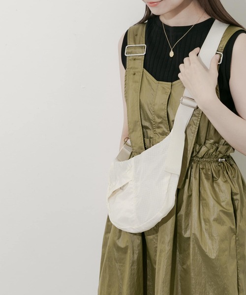 SMELLY(スメリー)の「ハーフムーンナイロンショルダー(ショルダーバッグ・レディース・アイボリー/ブラック・-)」の5枚目の写真