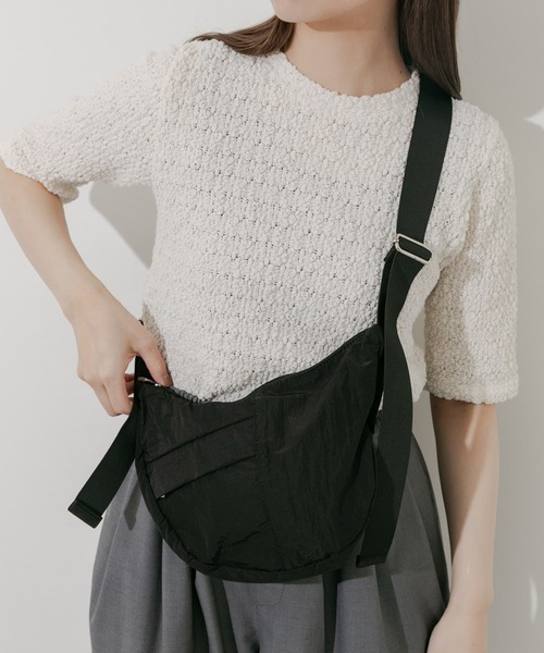 SMELLY(スメリー)の「ハーフムーンナイロンショルダー(ショルダーバッグ・レディース・アイボリー/ブラック・-)」の8枚目の写真