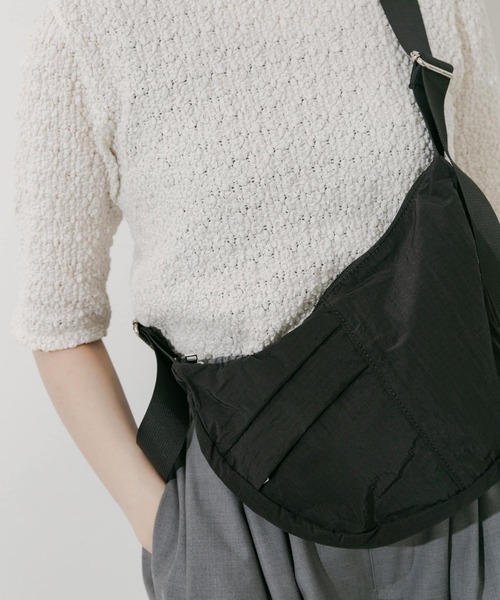 SMELLY(スメリー)の「ハーフムーンナイロンショルダー(ショルダーバッグ・レディース・アイボリー/ブラック・-)」の9枚目の写真