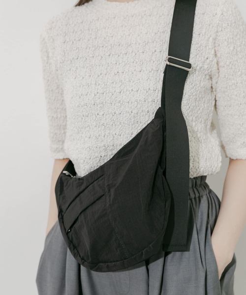 SMELLY(スメリー)の「ハーフムーンナイロンショルダー(ショルダーバッグ・レディース・アイボリー/ブラック・-)」の10枚目の写真