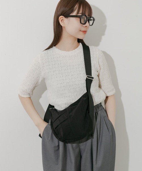 SMELLY(スメリー)の「ハーフムーンナイロンショルダー(ショルダーバッグ・レディース・アイボリー/ブラック・-)」の11枚目の写真