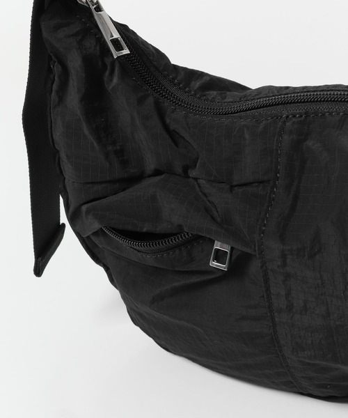 SMELLY(スメリー)の「ハーフムーンナイロンショルダー(ショルダーバッグ・レディース・アイボリー/ブラック・-)」の18枚目の写真