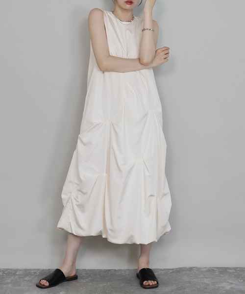 J by blue(ジェイバイブルー)の「ランダムタックバルーンワンピース(ワンピース・レディース・ブラック/グレー/アイボリー・MEDIUM)」の5枚目の写真