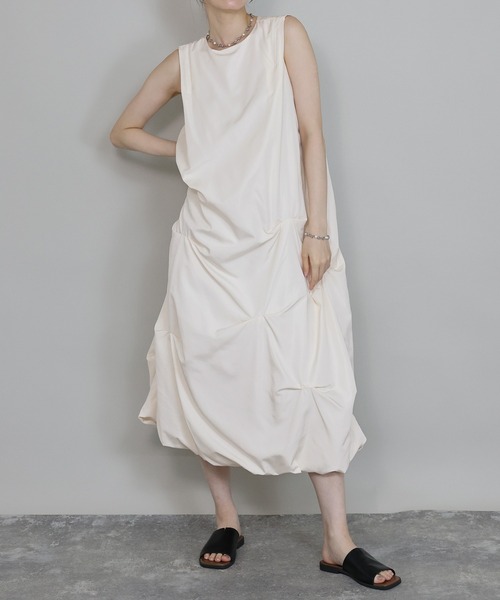 J by blue(ジェイバイブルー)の「ランダムタックバルーンワンピース(ワンピース・レディース・ブラック/グレー/アイボリー・MEDIUM)」の6枚目の写真