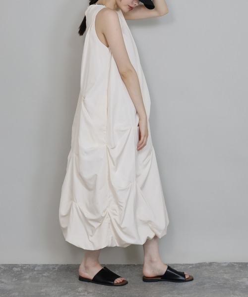 J by blue(ジェイバイブルー)の「ランダムタックバルーンワンピース(ワンピース・レディース・ブラック/グレー/アイボリー・MEDIUM)」の7枚目の写真