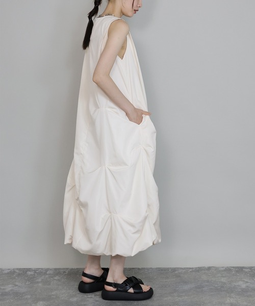 J by blue(ジェイバイブルー)の「ランダムタックバルーンワンピース(ワンピース・レディース・ブラック/グレー/アイボリー・MEDIUM)」の8枚目の写真