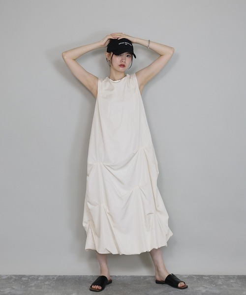 J by blue(ジェイバイブルー)の「ランダムタックバルーンワンピース(ワンピース・レディース・ブラック/グレー/アイボリー・MEDIUM)」の4枚目の写真