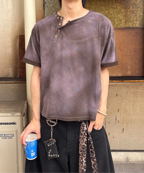 EPNK（イーピーエヌケー）の「【EPNK】Asymmetry henry neck tee / アシンメトリーヘンリーネックtee（Tシャツ/カットソー・メンズ・ブラウン/ブラック・SMALL/MEDIUM/LARGE）」の2枚目の写真