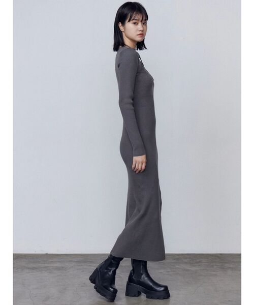 EMODA（エモダ）の「チョーカーギャザーフィットニットワンピース（ワンピース・レディース・グレー/ブラウン/ブラック・FREE）」の13枚目の写真