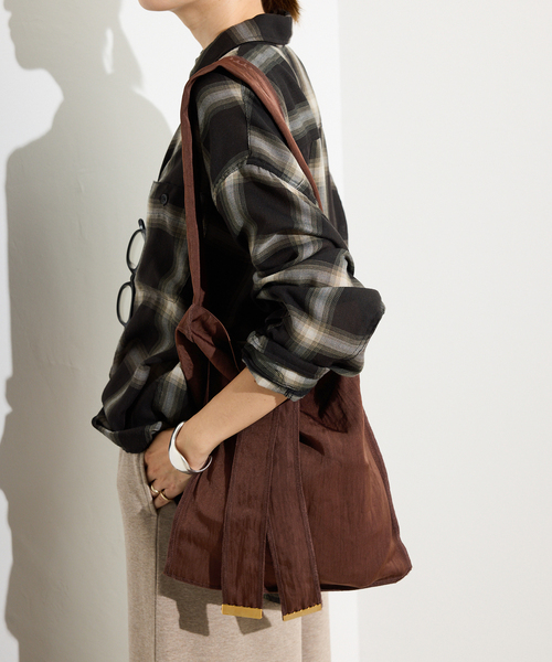 ITTI（イッチ）の「《追加3》ITTI/イッチ SLOBE別注 TOTE M（トートバッグ・レディース・ブラック/ブラウン・FREE）」の14枚目の写真