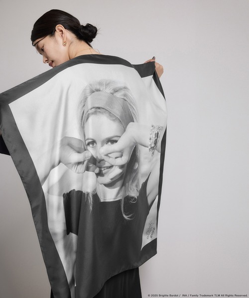 ROPE'(ロペ)の「【Brigitte Bardot×ROPE'・コラボ】プリントシルクスカーフ/Lサイズ(バンダナ/スカーフ・レディース・ブラック系その他/ブラック・FREE)」の2枚目の写真