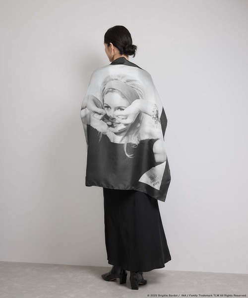 ROPE'(ロペ)の「【Brigitte Bardot×ROPE'・コラボ】プリントシルクスカーフ/Lサイズ(バンダナ/スカーフ・レディース・ブラック系その他/ブラック・FREE)」の3枚目の写真