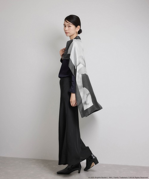 ROPE'(ロペ)の「【Brigitte Bardot×ROPE'・コラボ】プリントシルクスカーフ/Lサイズ(バンダナ/スカーフ・レディース・ブラック系その他/ブラック・FREE)」の4枚目の写真