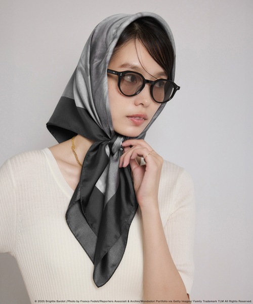 ROPE'(ロペ)の「【Brigitte Bardot×ROPE'・コラボ】プリントシルクスカーフ/Lサイズ(バンダナ/スカーフ・レディース・ブラック系その他/ブラック・FREE)」の5枚目の写真