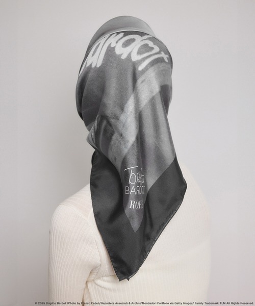 ROPE'(ロペ)の「【Brigitte Bardot×ROPE'・コラボ】プリントシルクスカーフ/Lサイズ(バンダナ/スカーフ・レディース・ブラック系その他/ブラック・FREE)」の6枚目の写真