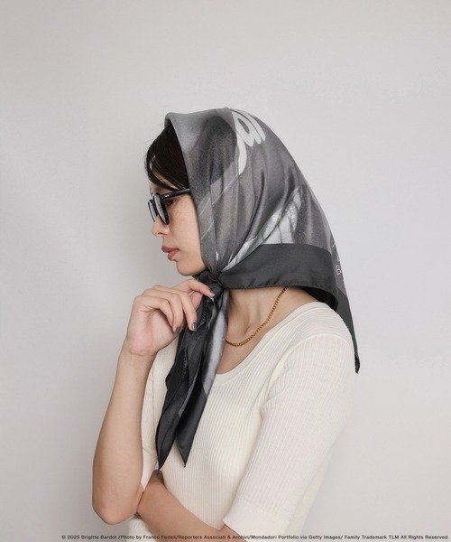 ROPE'(ロペ)の「【Brigitte Bardot×ROPE'・コラボ】プリントシルクスカーフ/Lサイズ(バンダナ/スカーフ・レディース・ブラック系その他/ブラック・FREE)」の7枚目の写真