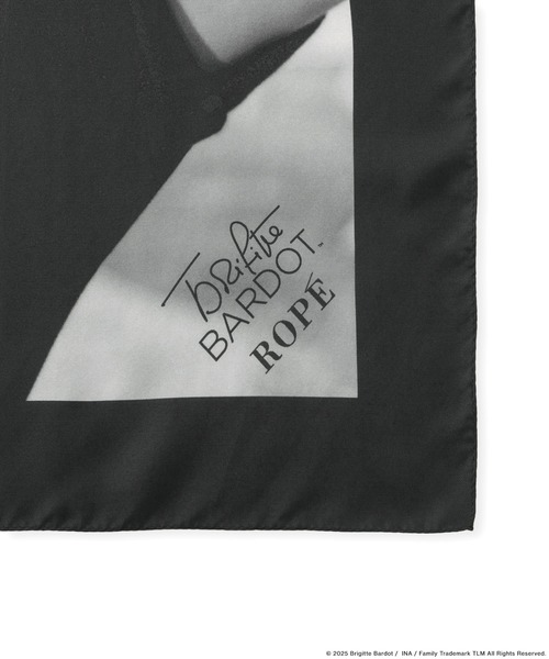 ROPE'(ロペ)の「【Brigitte Bardot×ROPE'・コラボ】プリントシルクスカーフ/Lサイズ(バンダナ/スカーフ・レディース・ブラック系その他/ブラック・FREE)」の10枚目の写真