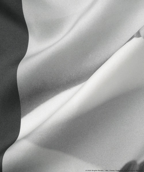 ROPE'(ロペ)の「【Brigitte Bardot×ROPE'・コラボ】プリントシルクスカーフ/Lサイズ(バンダナ/スカーフ・レディース・ブラック系その他/ブラック・FREE)」の11枚目の写真