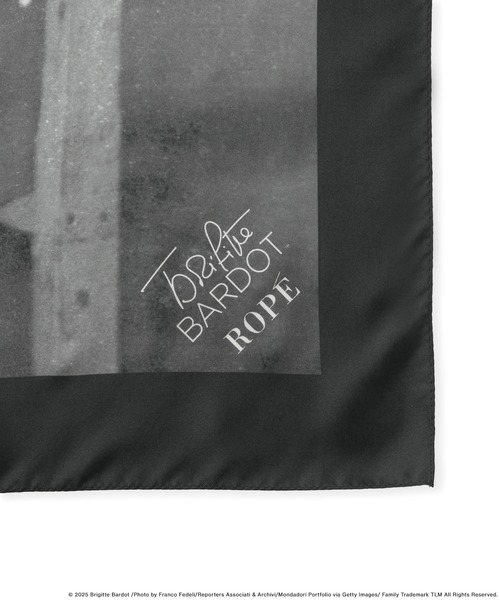 ROPE'(ロペ)の「【Brigitte Bardot×ROPE'・コラボ】プリントシルクスカーフ/Lサイズ(バンダナ/スカーフ・レディース・ブラック系その他/ブラック・FREE)」の13枚目の写真