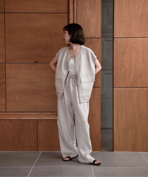 lawgy（ラウジー）の「bonding big pocket zipper vest / ボンディングビッグポケットジッパーベスト（ベスト・レディース・チャコール/アイボリー・FREE）」の5枚目の写真