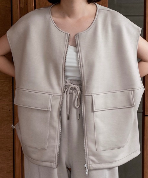 lawgy(ラウジー)の「bonding big pocket zipper vest / ボンディングビッグポケットジッパーベスト(ベスト・レディース・チャコール/アイボリー・FREE)」の9枚目の写真