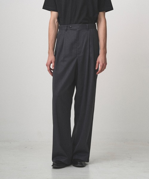 Juha(ユハ)の「2TUCK WIDE PINSTRIPE PANTS(スラックス・メンズ・チャコールグレー/ネイビー・2/3/4)」の2枚目の写真