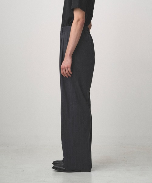 Juha(ユハ)の「2TUCK WIDE PINSTRIPE PANTS(スラックス・メンズ・チャコールグレー/ネイビー・2/3/4)」の4枚目の写真