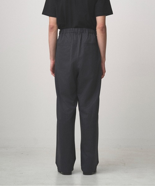 Juha(ユハ)の「2TUCK WIDE PINSTRIPE PANTS(スラックス・メンズ・チャコールグレー/ネイビー・2/3/4)」の5枚目の写真