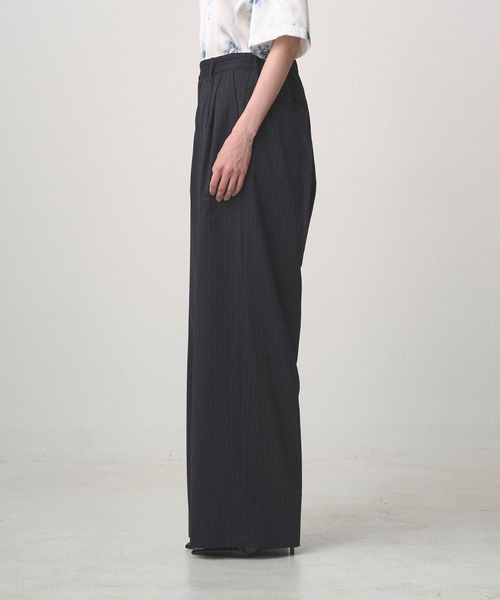 Juha(ユハ)の「2TUCK WIDE PINSTRIPE PANTS(スラックス・メンズ・チャコールグレー/ネイビー・2/3/4)」の7枚目の写真