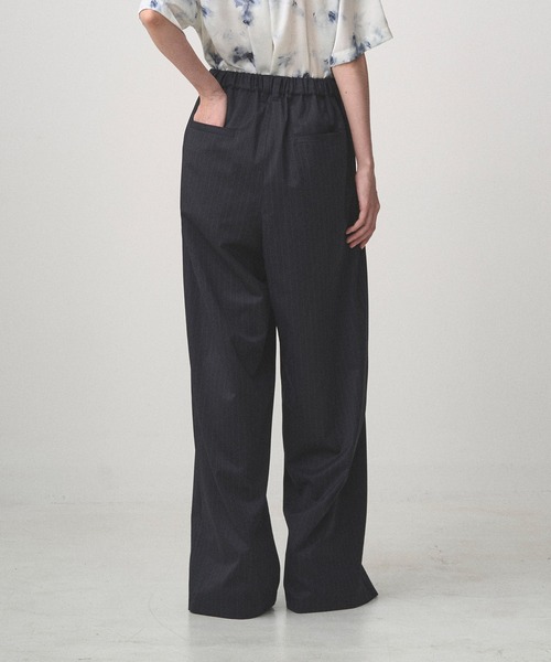 Juha(ユハ)の「2TUCK WIDE PINSTRIPE PANTS(スラックス・メンズ・チャコールグレー/ネイビー・2/3/4)」の8枚目の写真