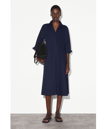 COS（コス）の「ボリュームのあるマキシシャツドレス（シャツワンピース）」