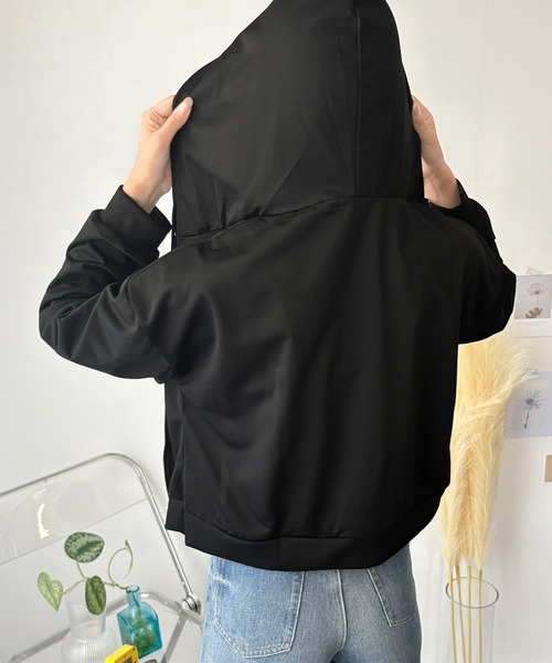 Amulet（アミュレット）の「シンプルに着回し自在な一枚　ショート丈ジップパーカー（パーカー・レディース・ブラック/グレー・L/M/S）」の18枚目の写真