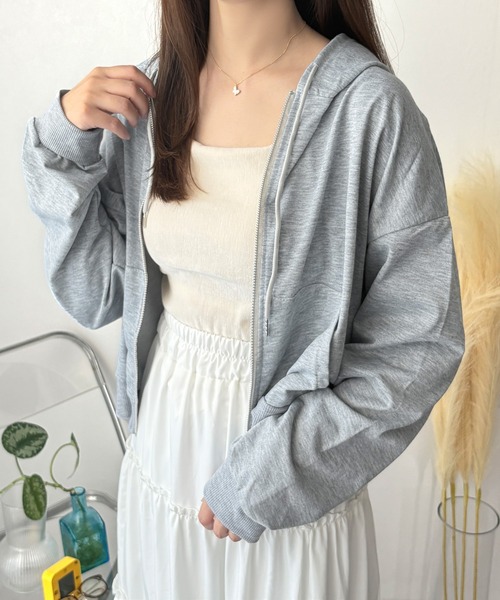 シンプルに着回し自在な一枚 ショート丈ジップパーカー（パーカー