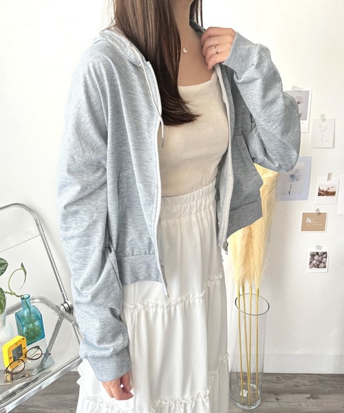 Amulet（アミュレット）の「シンプルに着回し自在な一枚　ショート丈ジップパーカー（パーカー・レディース・ブラック/グレー・L/M/S）」の5枚目の写真