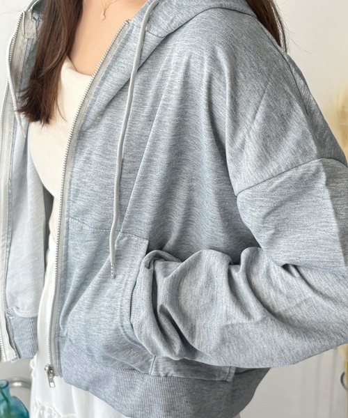 Amulet（アミュレット）の「シンプルに着回し自在な一枚　ショート丈ジップパーカー（パーカー・レディース・ブラック/グレー・L/M/S）」の3枚目の写真