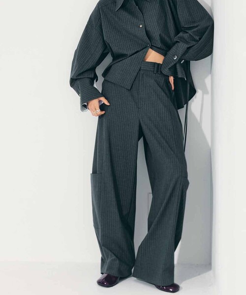 STUDIOUS（ステュディオス）の「【STUDIOUS/ステュディオス】Soft Barrel Leg Cargo Trousers/ソフトバレルレッグカーゴパンツ/スラックス/美脚パンツ/通勤パンツ/トレンドパンツ（スラックス・レディース・ライトグレー/ダークグレー/ストライプ/ブラウン/ブラック・1/2）」の5枚目の写真