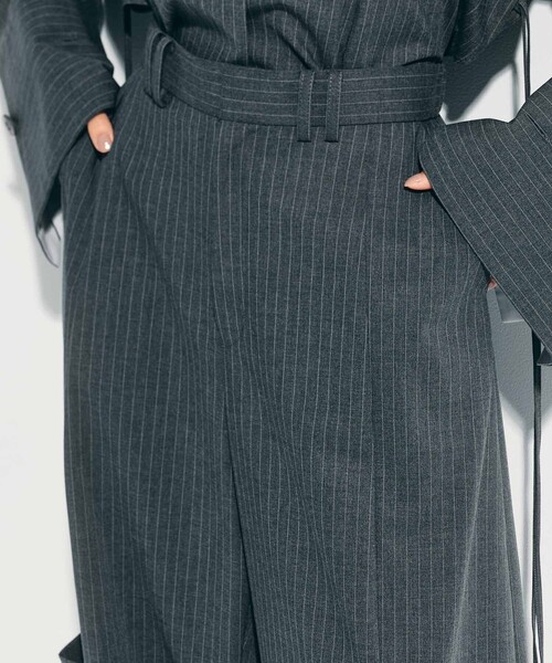 STUDIOUS（ステュディオス）の「【STUDIOUS/ステュディオス】Soft Barrel Leg Cargo Trousers/ソフトバレルレッグカーゴパンツ/スラックス/美脚パンツ/通勤パンツ/トレンドパンツ（スラックス・レディース・ライトグレー/ダークグレー/ストライプ/ブラウン/ブラック・1/2）」の22枚目の写真