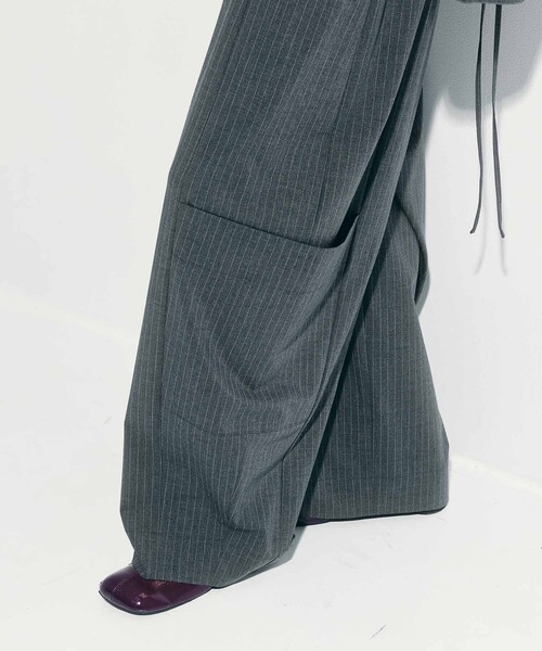 STUDIOUS（ステュディオス）の「【STUDIOUS/ステュディオス】Soft Barrel Leg Cargo Trousers/ソフトバレルレッグカーゴパンツ/スラックス/美脚パンツ/通勤パンツ/トレンドパンツ（スラックス・レディース・ライトグレー/ダークグレー/ストライプ/ブラウン/ブラック・1/2）」の18枚目の写真