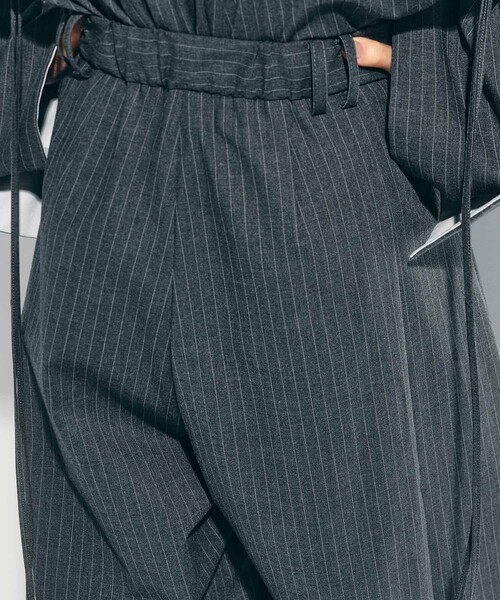 STUDIOUS（ステュディオス）の「【STUDIOUS/ステュディオス】Soft Barrel Leg Cargo Trousers/ソフトバレルレッグカーゴパンツ/スラックス/美脚パンツ/通勤パンツ/トレンドパンツ（スラックス・レディース・ライトグレー/ダークグレー/ストライプ/ブラウン/ブラック・1/2）」の16枚目の写真