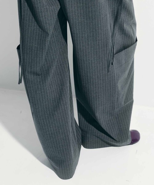 STUDIOUS（ステュディオス）の「【STUDIOUS/ステュディオス】Soft Barrel Leg Cargo Trousers/ソフトバレルレッグカーゴパンツ/スラックス/美脚パンツ/通勤パンツ/トレンドパンツ（スラックス・レディース・ライトグレー/ダークグレー/ストライプ/ブラウン/ブラック・1/2）」の15枚目の写真