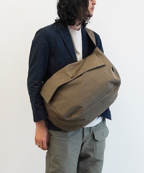 UNTRACK(アントラック)の「アントラック ショルダーバッグ ニュースペーパー 21L 60403(ショルダーバッグ・メンズ・カーキ・FREE)」の1枚目の写真