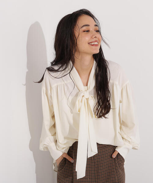 N.（N. Natural Beauty Basic）（エヌエヌナチュラルビューティーベーシック）の「ヴィンテージサテンボウブラウス（シャツ/ブラウス・レディース・マスタード/ブルー/オフホワイト・MEDIUM）」の2枚目の写真